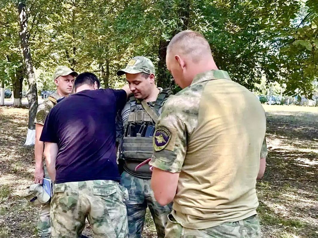 Белокуракинские полицейские отработали приёмы спасения жизни в условиях, максимально приближенных к реальным Белокуракинские полицейские отработали приёмы спасения жизни в условиях, максимально приближенных к реальным