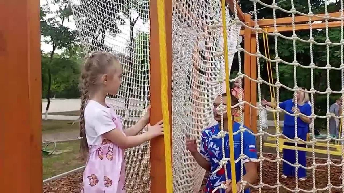 Здесь рождается смелость: в Алчевске начал работу новый детский аттракцион «Верёвочный городок»