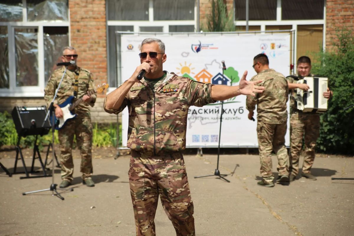 Виктор Водолацкий: «Соседский клуб» - это уже не просто мероприятие, а добрая традиция, которая объединяет жителей Луганской Народной Республики Виктор Водолацкий: «Соседский клуб» - это уже не просто мероприятие, а добрая традиция, которая объединяет жителей Луганской Народной Республики