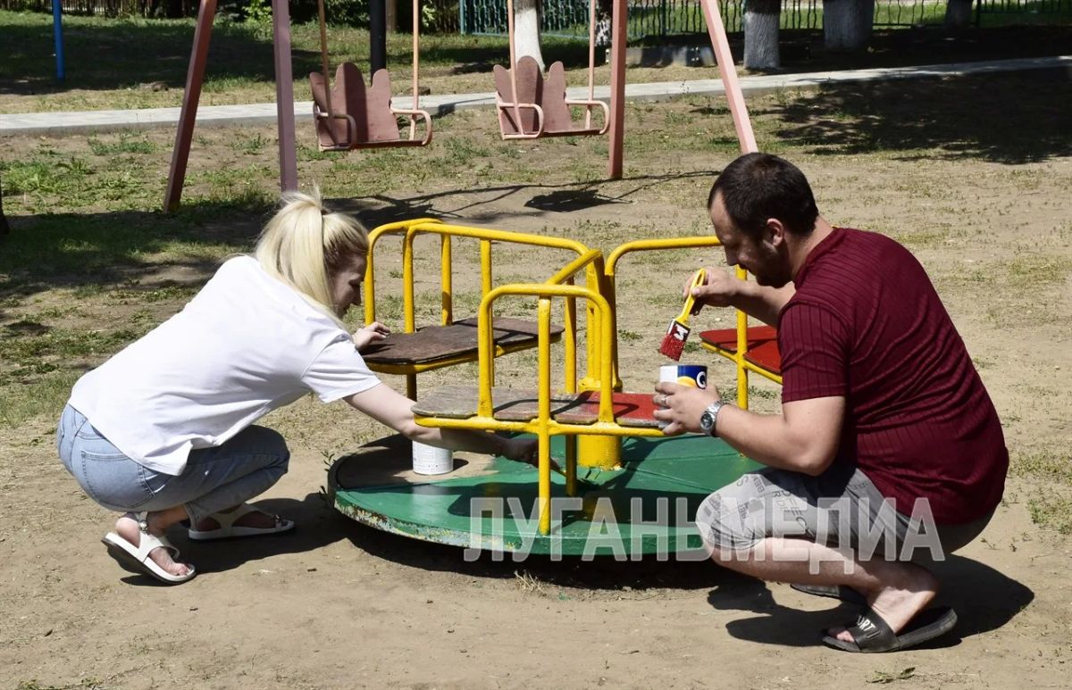Единороссы Марковщины дали старт обновлению детской площадки в парке Единороссы Марковщины дали старт обновлению детской площадки в парке