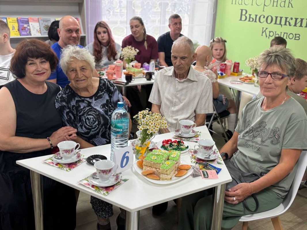 Большая семья добрых дел. Праздником, который согрел сердца, напомнив о самом главном — о любви, взаимной поддержке и добрых традициях, стал День семьи, любви и верности для участников «Семейного совета» общественников... Большая семья добрых дел. Праздником, который согрел сердца, напомнив о самом главном — о любви, взаимной поддержке и добрых традициях, стал День семьи, любви и верности для участников «Семейного совета» общественников...