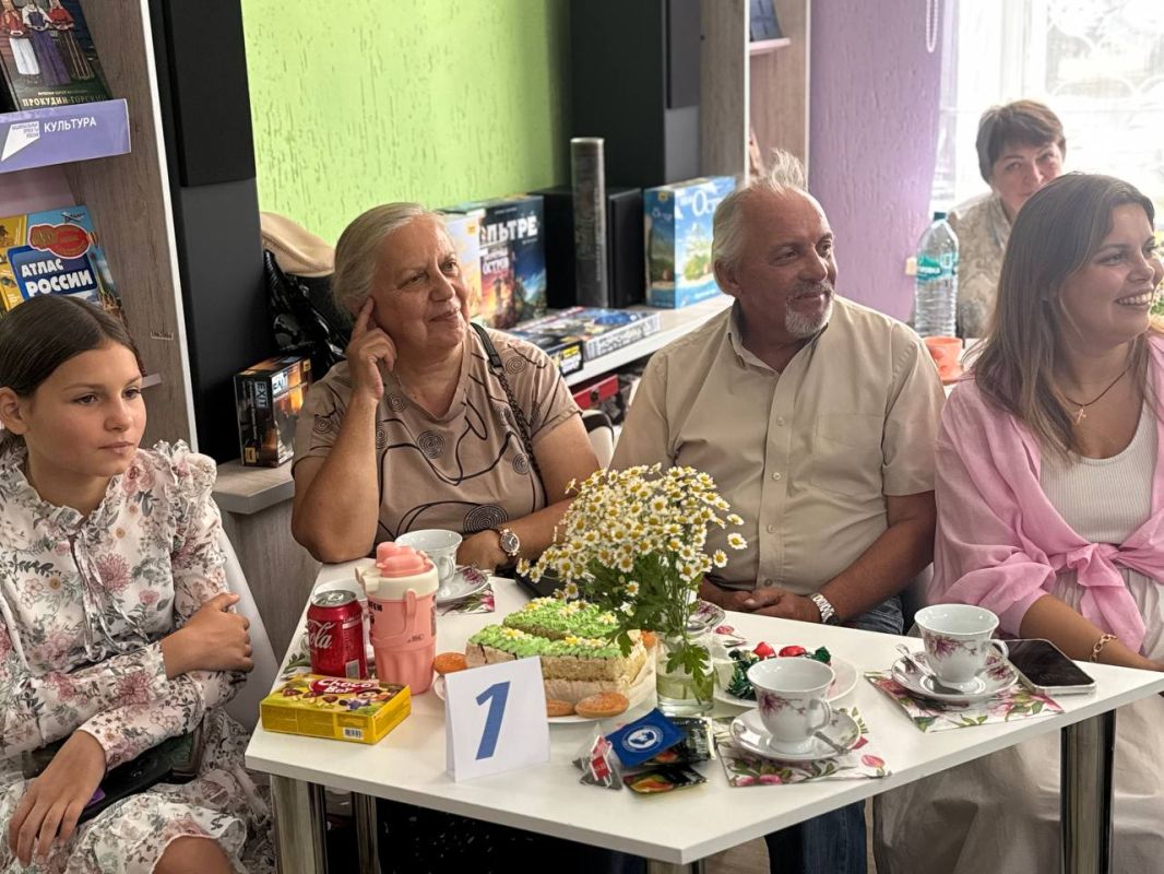 Большая семья добрых дел. Праздником, который согрел сердца, напомнив о самом главном — о любви, взаимной поддержке и добрых традициях, стал День семьи, любви и верности для участников «Семейного совета» общественников... Большая семья добрых дел. Праздником, который согрел сердца, напомнив о самом главном — о любви, взаимной поддержке и добрых традициях, стал День семьи, любви и верности для участников «Семейного совета» общественников...