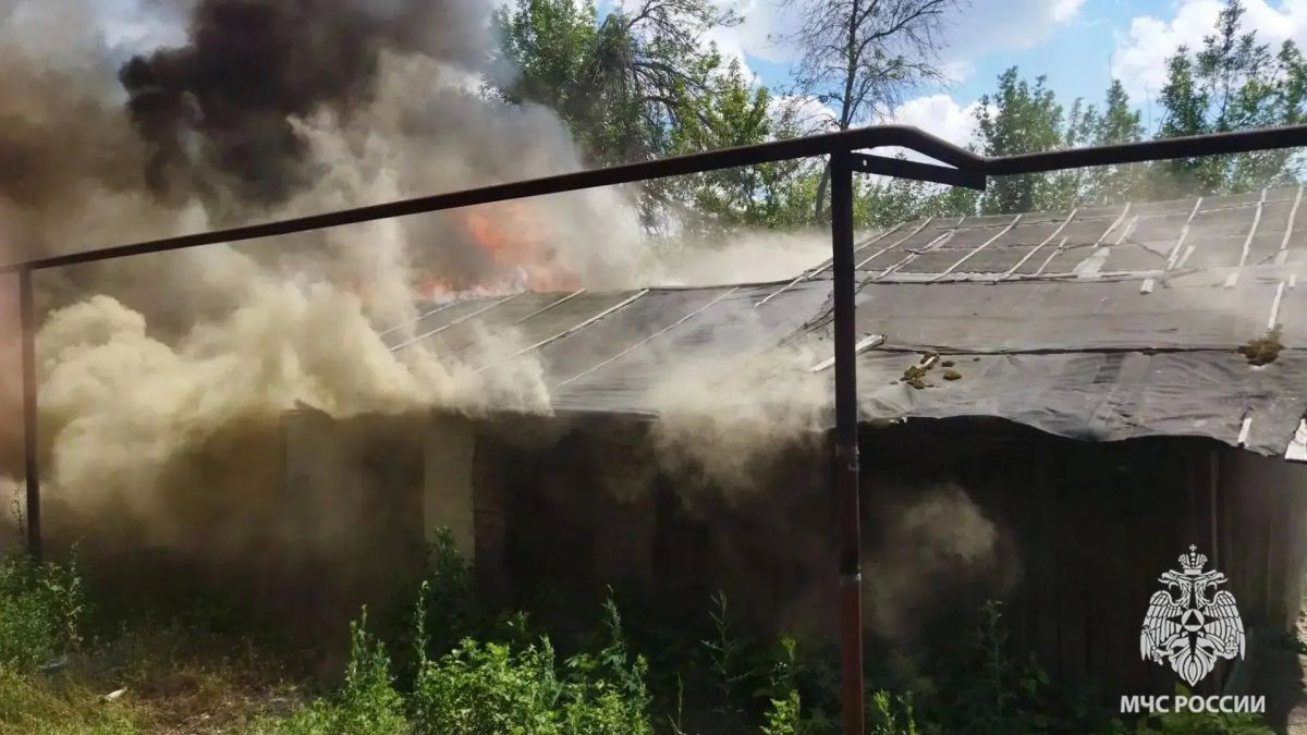 Спасатели отстояли от огня жилые дома в Червонопартизанске Спасатели отстояли от огня жилые дома в Червонопартизанске