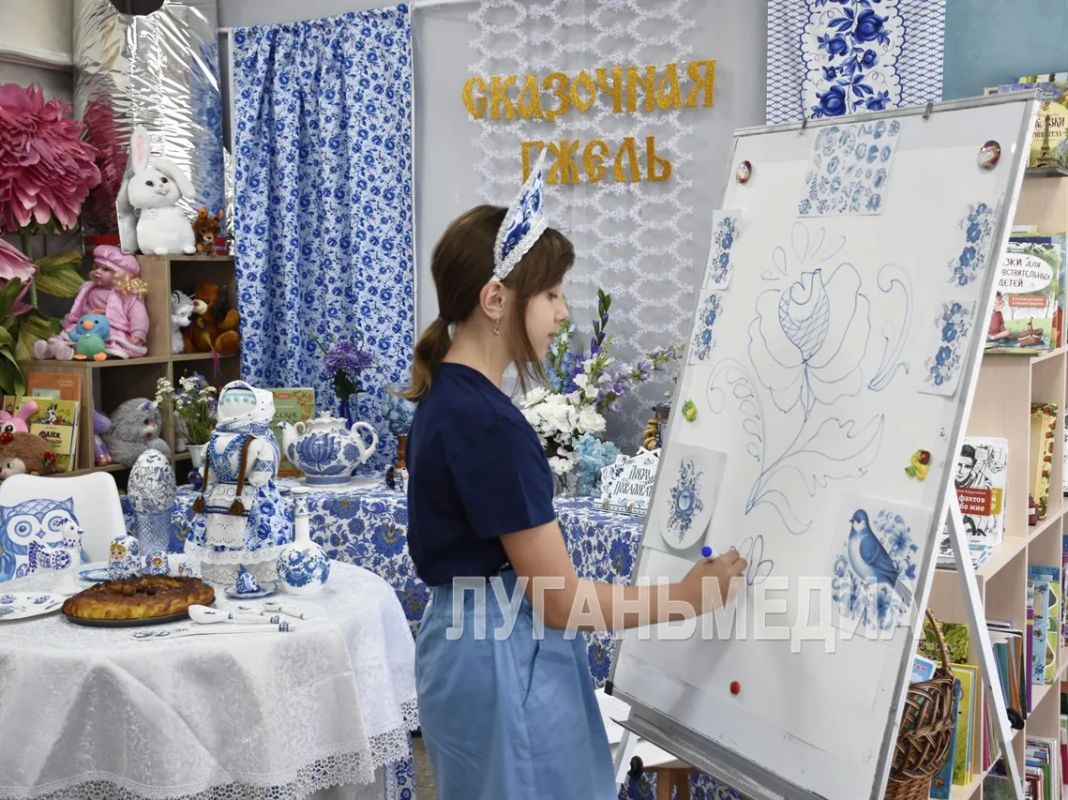 В Марковке прошло детское мероприятие, посвященное росписи гжель В Марковке прошло детское мероприятие, посвященное росписи гжель