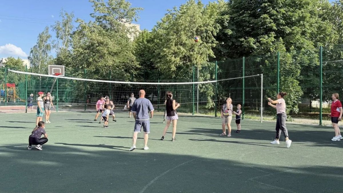 В Кировске прошел турнир по пионерболу с активными семьями В Кировске прошел турнир по пионерболу с активными семьями