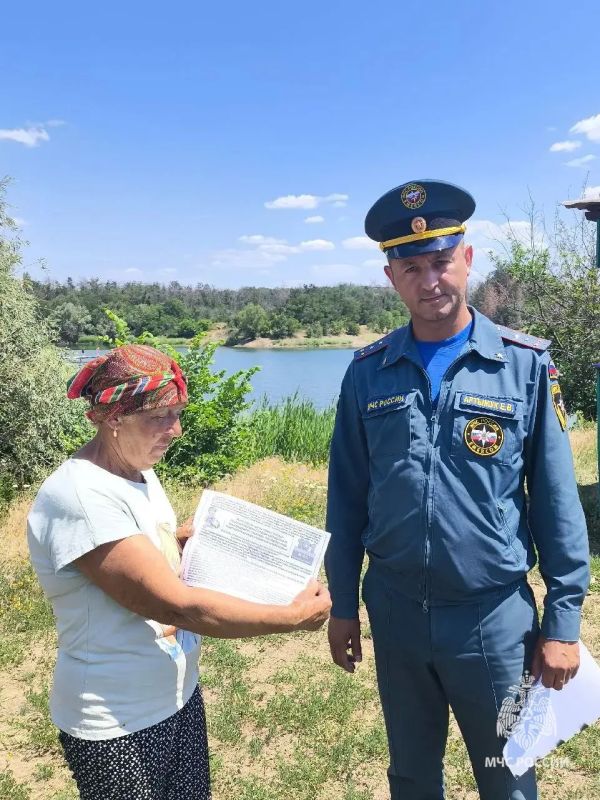 Сотрудники МЧС России напомнили о правилах безопасности на воде Сотрудники МЧС России напомнили о правилах безопасности на воде