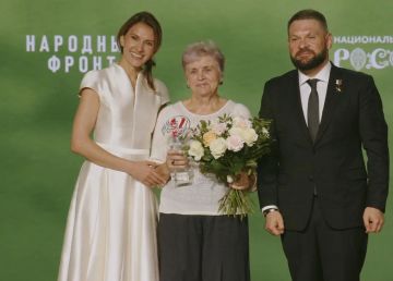 80-летняя учительница биологии из Москвы стала лауреатом премии ОНФ за гуманитарную помощь бойцам СВО