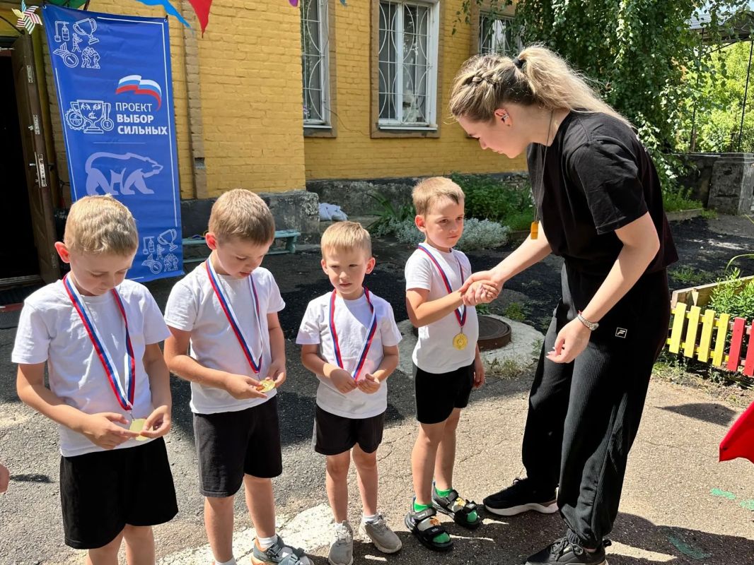 «Сила России» начинается с детства: в Луганске прошла спортивная зарядка «Сила России» начинается с детства: в Луганске прошла спортивная зарядка