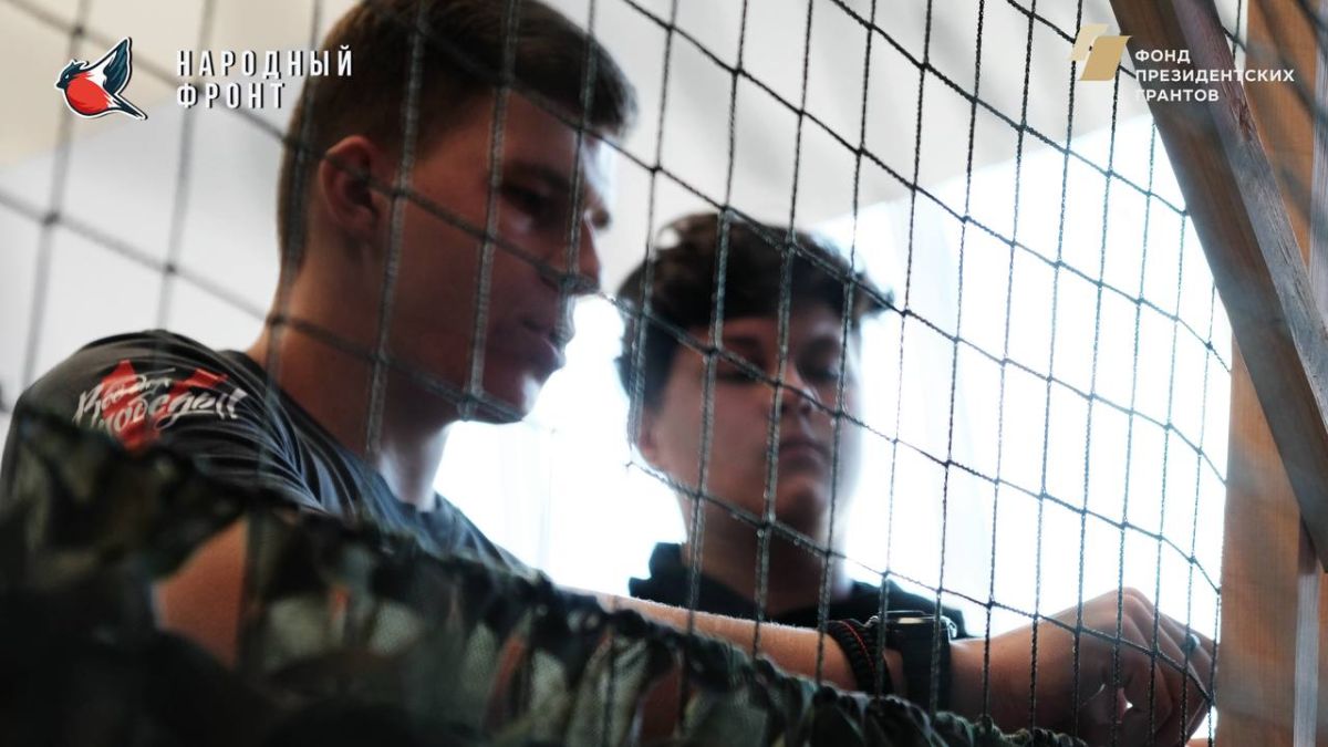 Молодёжка Народного фронта при поддержке РИК Народного фронта плетёт маскировочные сети для наших бойцов Молодёжка Народного фронта при поддержке РИК Народного фронта плетёт маскировочные сети для наших бойцов