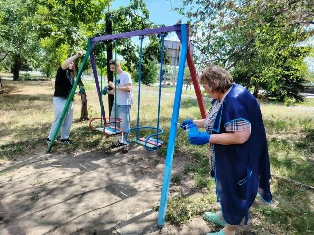 В Стаханове продолжается акция «Яркое детство и добрые дела»: обновленная площадка у Центра творчества В Стаханове продолжается акция «Яркое детство и добрые дела»: обновленная площадка у Центра творчества