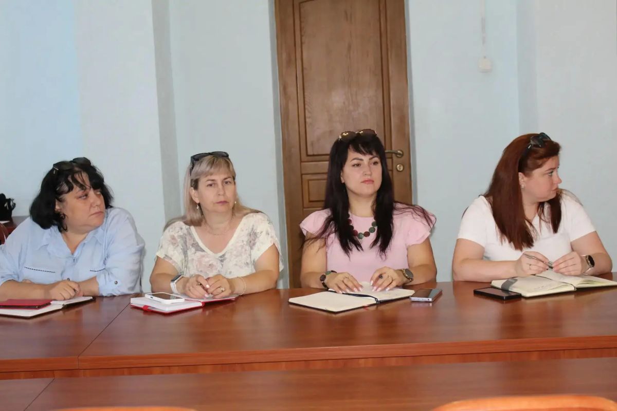 Сегодня под руководством временно исполняющего полномочия Главы Краснодонского муниципального округа Анны Гончаровой состоялось расширенное аппаратное совещание, в котором приняли участие руководители структурных... Сегодня под руководством временно исполняющего полномочия Главы Краснодонского муниципального округа Анны Гончаровой состоялось расширенное аппаратное совещание, в котором приняли участие руководители структурных...