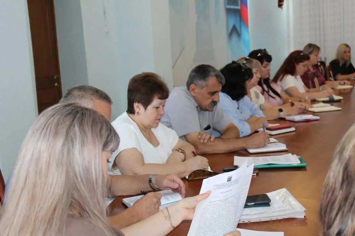 Сегодня под руководством временно исполняющего полномочия Главы Краснодонского муниципального округа Анны Гончаровой состоялось расширенное аппаратное совещание, в котором приняли участие руководители структурных... Сегодня под руководством временно исполняющего полномочия Главы Краснодонского муниципального округа Анны Гончаровой состоялось расширенное аппаратное совещание, в котором приняли участие руководители структурных...