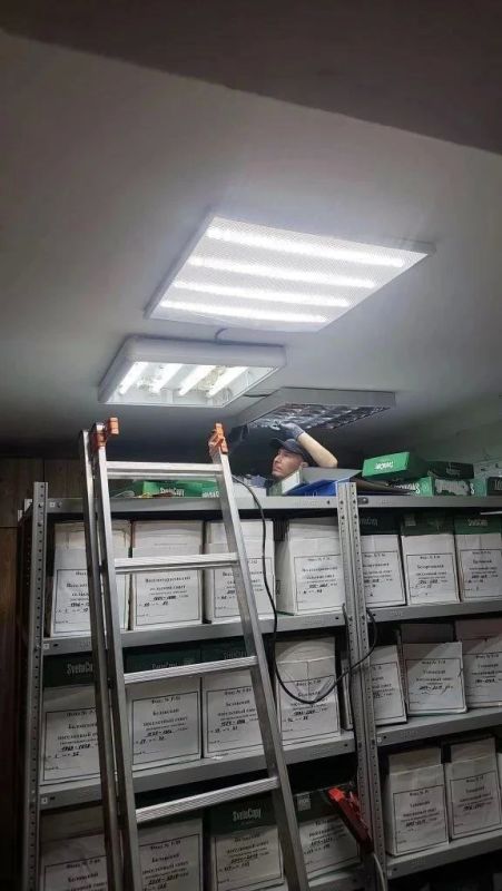 Аварийная бригада из Удмуртии обновила электросети административного здания в Лутугино Аварийная бригада из Удмуртии обновила электросети административного здания в Лутугино