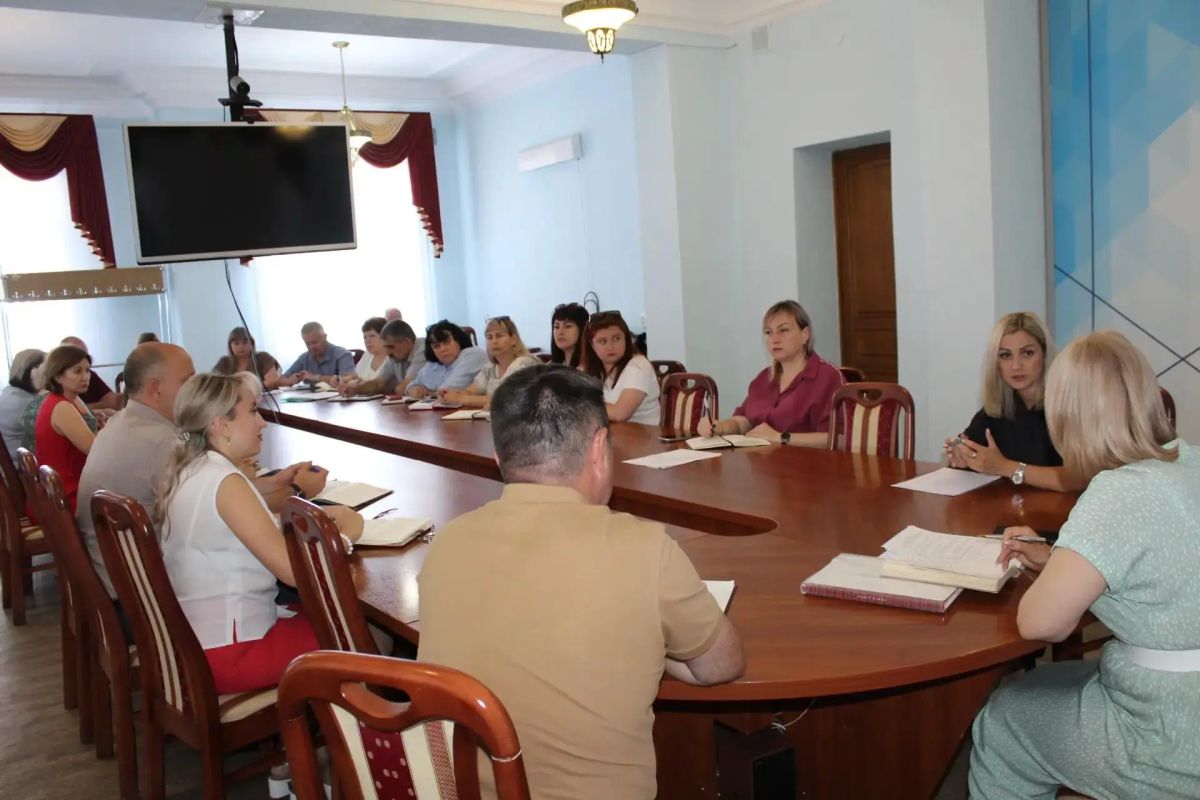 Сегодня под руководством временно исполняющего полномочия Главы Краснодонского муниципального округа Анны Гончаровой состоялось расширенное аппаратное совещание, в котором приняли участие руководители структурных... Сегодня под руководством временно исполняющего полномочия Главы Краснодонского муниципального округа Анны Гончаровой состоялось расширенное аппаратное совещание, в котором приняли участие руководители структурных...
