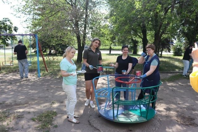 В Стаханове продолжается акция «Яркое детство и добрые дела»: обновленная площадка у Центра творчества В Стаханове продолжается акция «Яркое детство и добрые дела»: обновленная площадка у Центра творчества