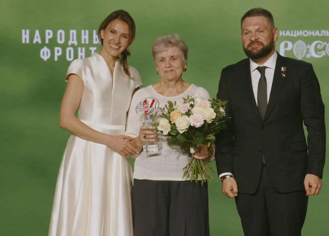 80-летняя учительница биологии из Москвы стала лауреатом премии ОНФ за гуманитарную помощь бойцам СВО