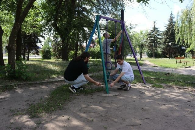В Стаханове продолжается акция «Яркое детство и добрые дела»: обновленная площадка у Центра творчества В Стаханове продолжается акция «Яркое детство и добрые дела»: обновленная площадка у Центра творчества