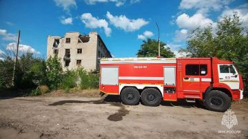 В Северодонецке спасатели МЧС России ликвидировали возгорание в недействующем здании