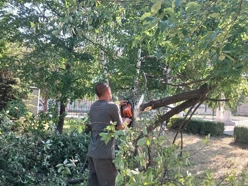 Коммунальными службами проведены работы на территории города Коммунальными службами проведены работы на территории города