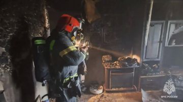В ЛУТУГИНО СПАСАТЕЛИ МЧС РОССИИ СПАСЛИ НА ПОЖАРЕ МУЖЧИНУ