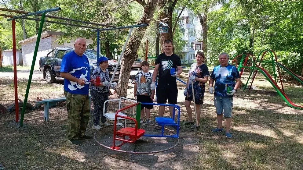 Единороссы вместе с жителями ЛНР продолжают делать детские площадки ярче и безопаснее Единороссы вместе с жителями ЛНР продолжают делать детские площадки ярче и безопаснее