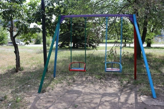 В Стаханове продолжается акция «Яркое детство и добрые дела»: обновленная площадка у Центра творчества В Стаханове продолжается акция «Яркое детство и добрые дела»: обновленная площадка у Центра творчества