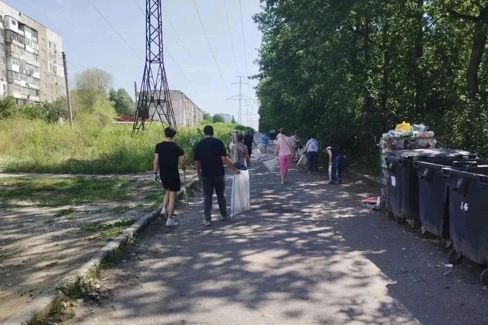 5 кубов мусора вывезли с улицы 30 лет Победы в Луганске 5 кубов мусора вывезли с улицы 30 лет Победы в Луганске