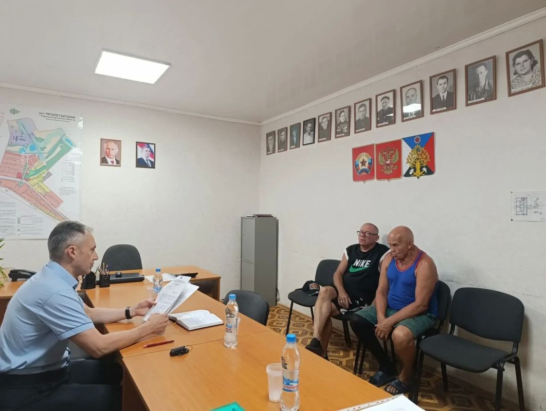 Евгений Подоплелов провел личный прием граждан в пгт Ясеновский и пгт Пролетарский Евгений Подоплелов провел личный прием граждан в пгт Ясеновский и пгт Пролетарский