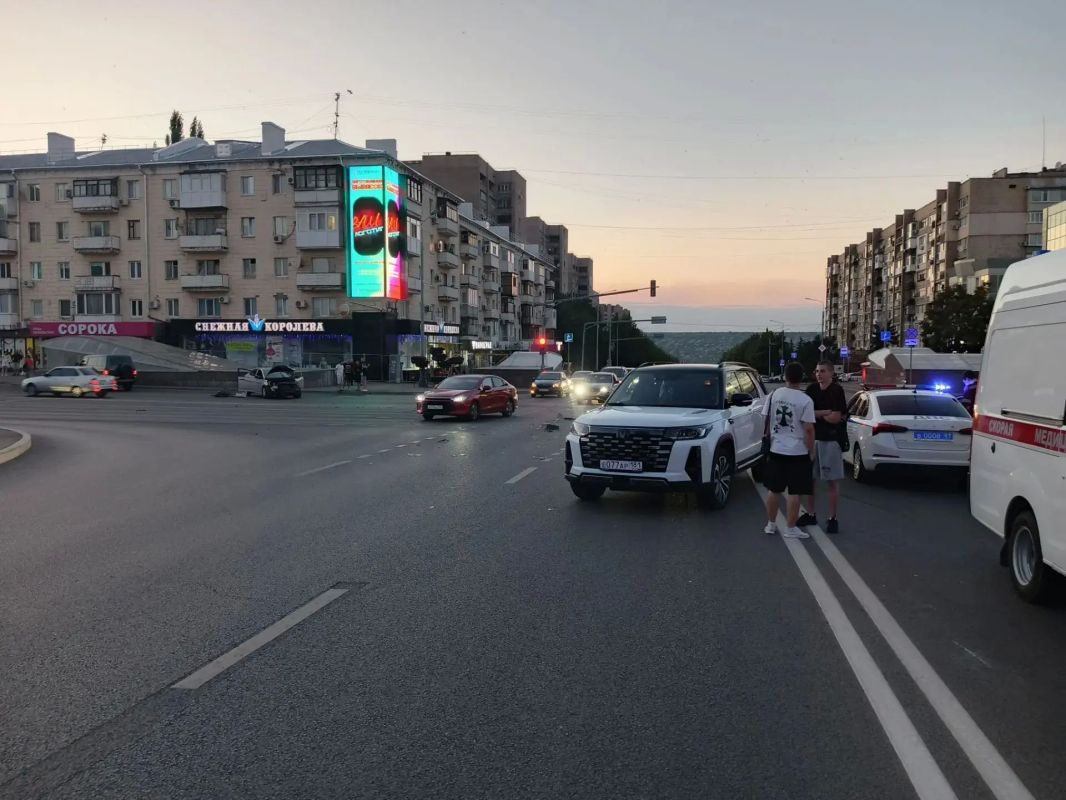 Дорожные полицейские проводят проверку по факту серьёзной аварии с участием скорой помощи в центре Луганска Дорожные полицейские проводят проверку по факту серьёзной аварии с участием скорой помощи в центре Луганска