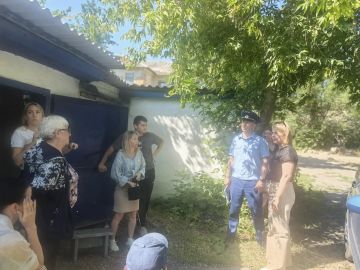 В Краснодоне завершена поисково-спасательная операция на месте обрушения части двухэтажного многоквартирного жилого дома по улице Первоконной, 45. Спасательные подразделения МЧС работали на месте происшествия всю ночь, без...