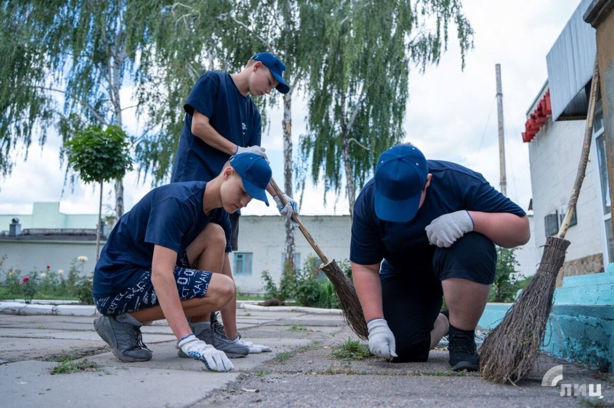 Более 30 луганских подростков на летних каникулах устроились на подработку в отдел благоустройства завода «Лугамаш», их зарплата за неполный рабочий день достигает 40 тыс Более 30 луганских подростков на летних каникулах устроились на подработку в отдел благоустройства завода «Лугамаш», их зарплата за неполный рабочий день достигает 40 тыс