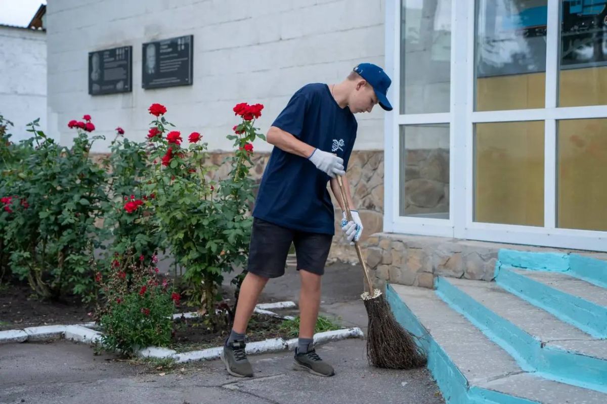 Более 30 луганских подростков на летних каникулах устроились на подработку в отдел благоустройства завода «Лугамаш», их зарплата за неполный рабочий день достигает 40 тыс Более 30 луганских подростков на летних каникулах устроились на подработку в отдел благоустройства завода «Лугамаш», их зарплата за неполный рабочий день достигает 40 тыс