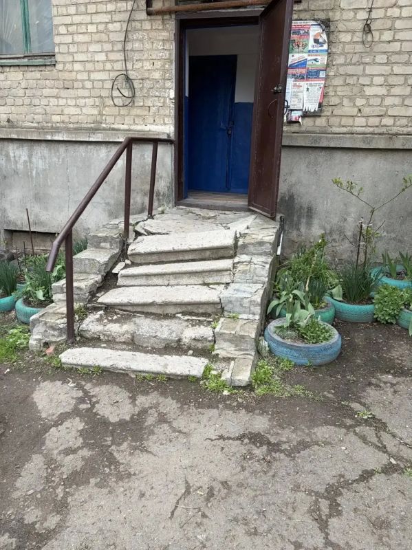 В Краснодоне ЛНР после вмешательства прокуратуры произведена замена входной группы подъезда многоквартирного дома, в котором проживает участник СВО