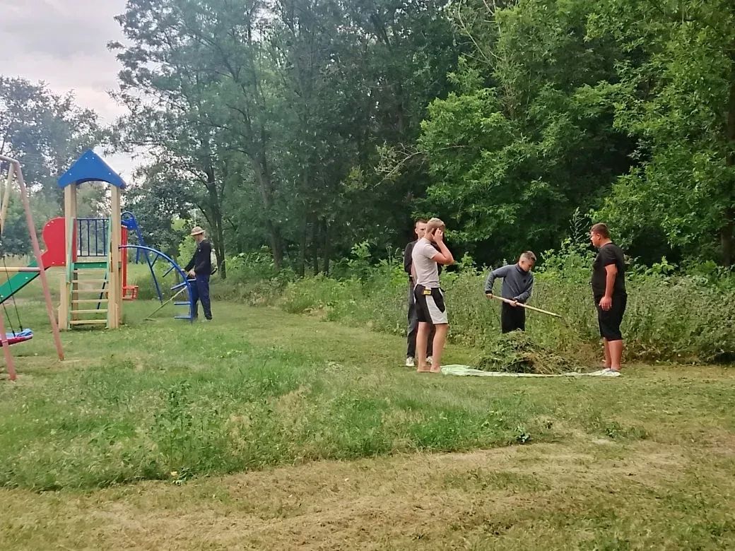 В пгт Лозно-Александровка привели в порядок детскую площадку В пгт Лозно-Александровка привели в порядок детскую площадку