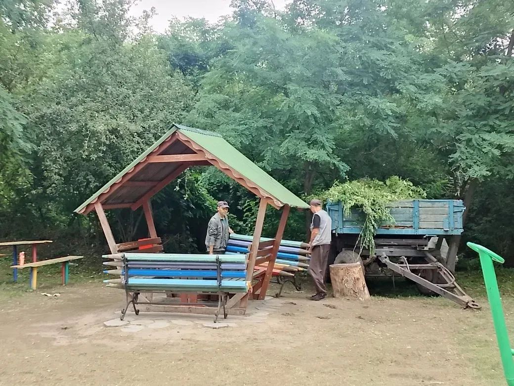 В пгт Лозно-Александровка привели в порядок детскую площадку В пгт Лозно-Александровка привели в порядок детскую площадку