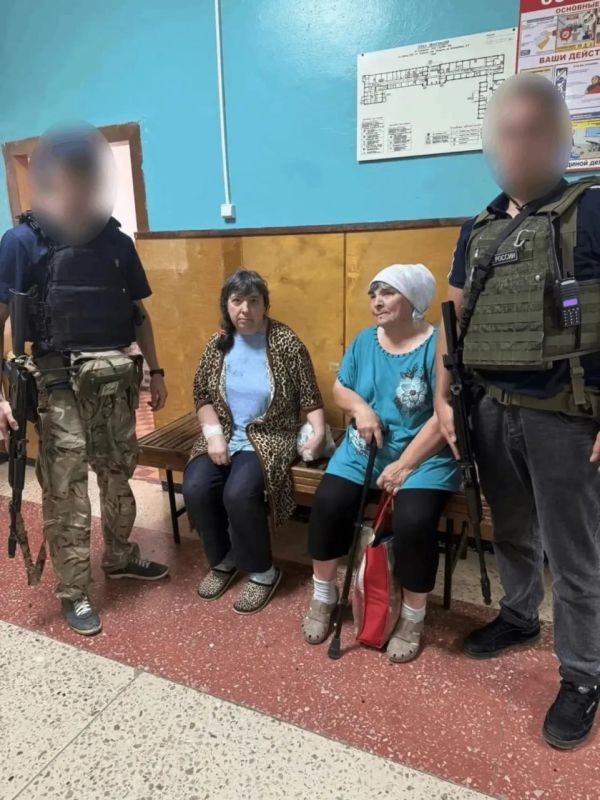 Полицейские ЛНР во время атаки БПЛА ВФУ спасли женщину в Троицком