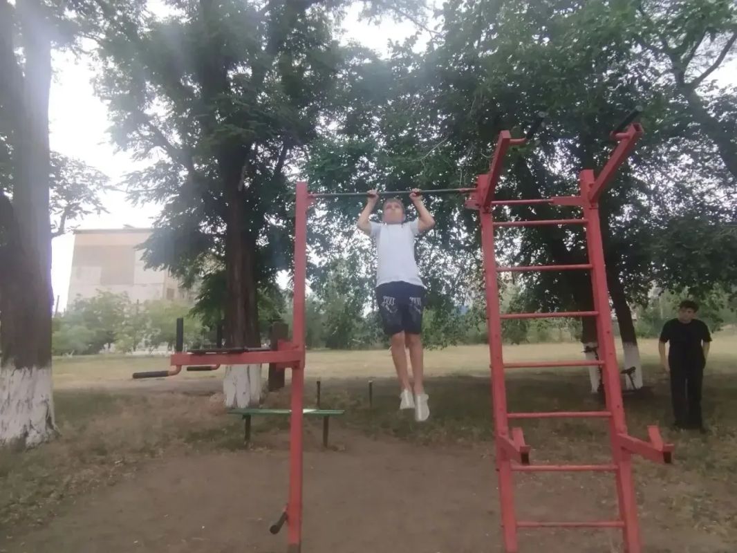 В минувшие выходные в поселке Краснодон прошли соревнования по силовой подготовке в рамках акции «Спорт для всех — за здоровый образ жизни!» В минувшие выходные в поселке Краснодон прошли соревнования по силовой подготовке в рамках акции «Спорт для всех — за здоровый образ жизни!»