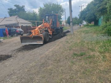 В Ровеньках приводят в порядок дорожное покрытие по улице Назарова