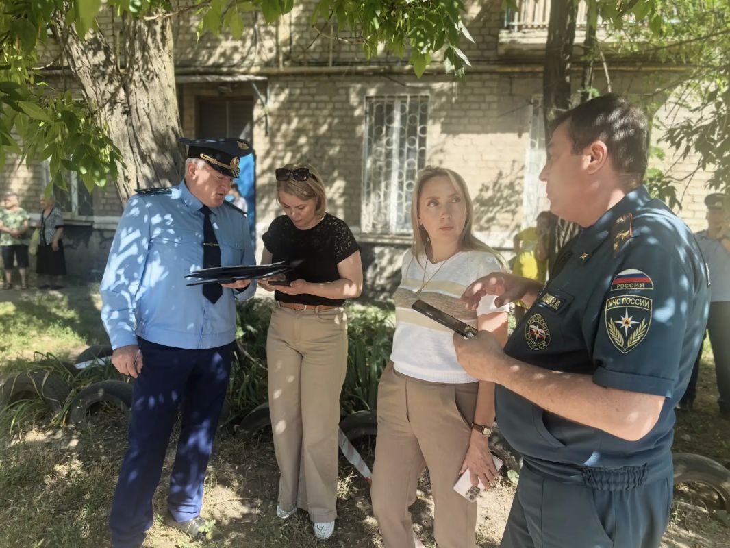В Краснодоне завершена поисково-спасательная операция на месте обрушения части двухэтажного многоквартирного жилого дома по улице Первоконной, 45. Спасательные подразделения МЧС работали на месте происшествия всю ночь, без... В Краснодоне завершена поисково-спасательная операция на месте обрушения части двухэтажного многоквартирного жилого дома по улице Первоконной, 45. Спасательные подразделения МЧС работали на месте происшествия всю ночь, без...