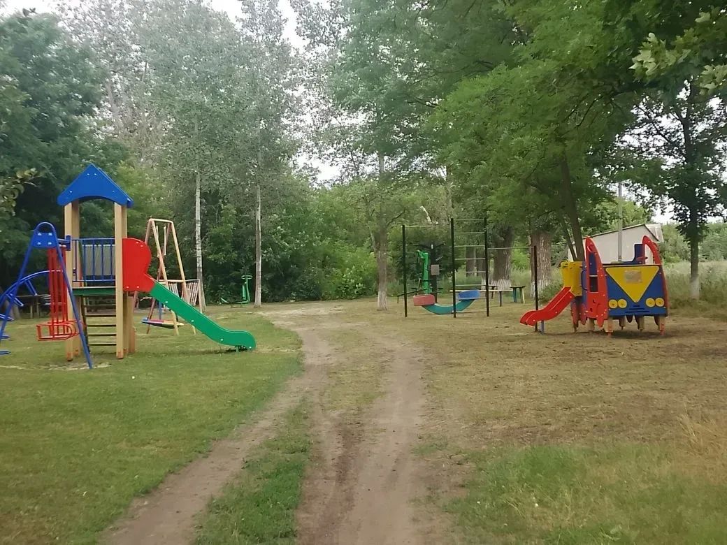 В пгт Лозно-Александровка привели в порядок детскую площадку В пгт Лозно-Александровка привели в порядок детскую площадку