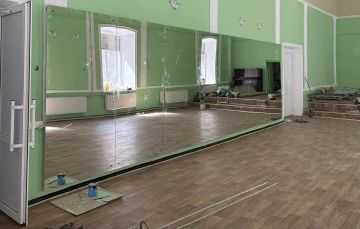 Продолжается обновление Краснолучского центра культуры