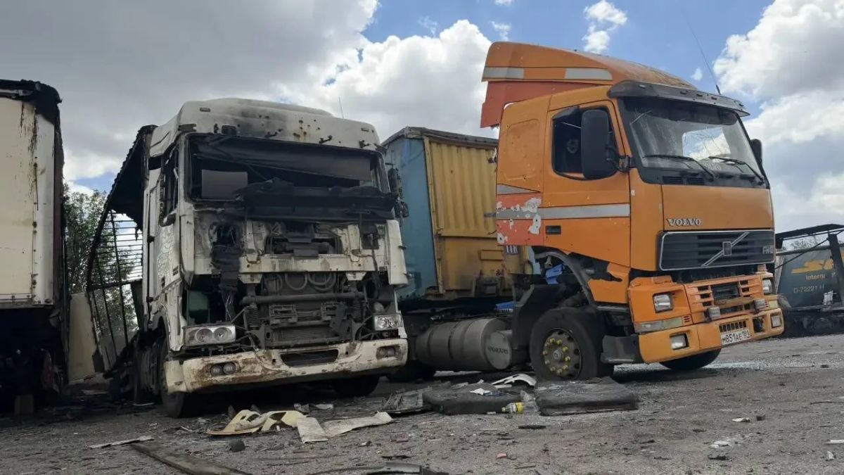 Последствия удара дрона-камикадзе ВСУ по стоянке грузовиков в Луганске Последствия удара дрона-камикадзе ВСУ по стоянке грузовиков в Луганске