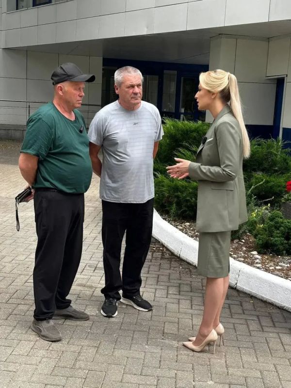 Яна Лантратова: Герои нашего времени: встретилась с охранниками старобельского колледжа Яна Лантратова: Герои нашего времени: встретилась с охранниками старобельского колледжа
