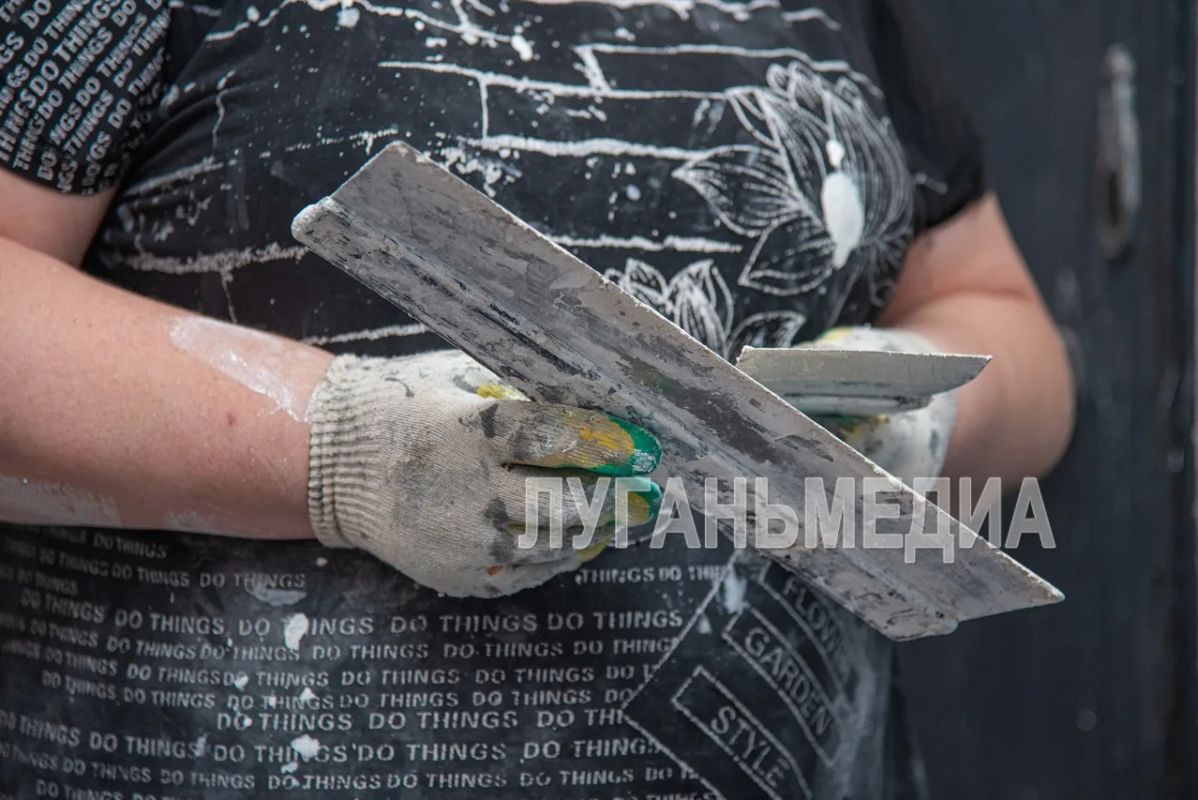 В Луганске единая управляющая компания ведет текущие ремонты в подъездах многоквартирных домов В Луганске единая управляющая компания ведет текущие ремонты в подъездах многоквартирных домов