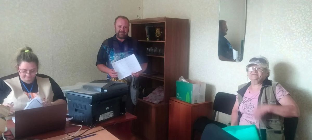 Сегодня 14.07.2026 г. на территории Красноталовского отдела жизнеобеспечения в с.Красная Таловка состоялся выездной приём граждан специалистами ГБУ ЛНР "МФЦ"