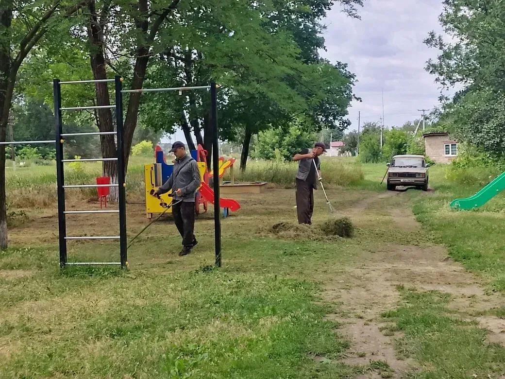 В пгт Лозно-Александровка привели в порядок детскую площадку В пгт Лозно-Александровка привели в порядок детскую площадку
