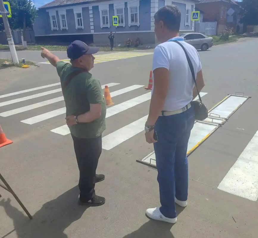 Владимир Чернев: Сегодня проверил ход работ по нанесению дорожной разметки на перекрёстке улиц Трудовая и Коммунаров в Старобельске Владимир Чернев: Сегодня проверил ход работ по нанесению дорожной разметки на перекрёстке улиц Трудовая и Коммунаров в Старобельске