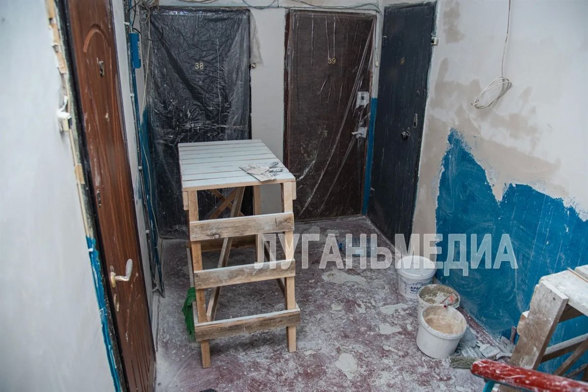 В Луганске единая управляющая компания ведет текущие ремонты в подъездах многоквартирных домов В Луганске единая управляющая компания ведет текущие ремонты в подъездах многоквартирных домов