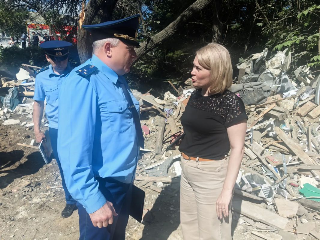В Краснодоне завершена поисково-спасательная операция на месте обрушения части двухэтажного многоквартирного жилого дома по улице Первоконной, 45. Спасательные подразделения МЧС работали на месте происшествия всю ночь, без... В Краснодоне завершена поисково-спасательная операция на месте обрушения части двухэтажного многоквартирного жилого дома по улице Первоконной, 45. Спасательные подразделения МЧС работали на месте происшествия всю ночь, без...