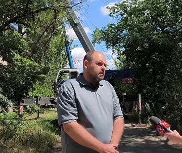 В рамках реализации специального инфраструктурного проекта специалистами подрядной организации продолжается ремонт скатной кровли на квартале 50 лет Пионерской организации, д. 4
